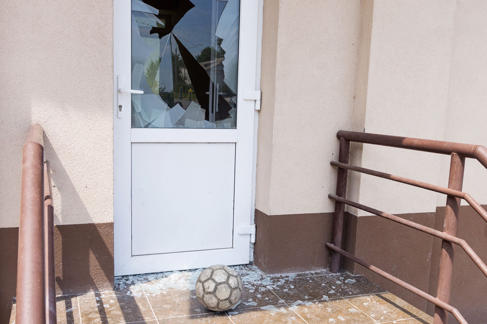 Splitterschutzfolien als Kindersicherung für Fenster