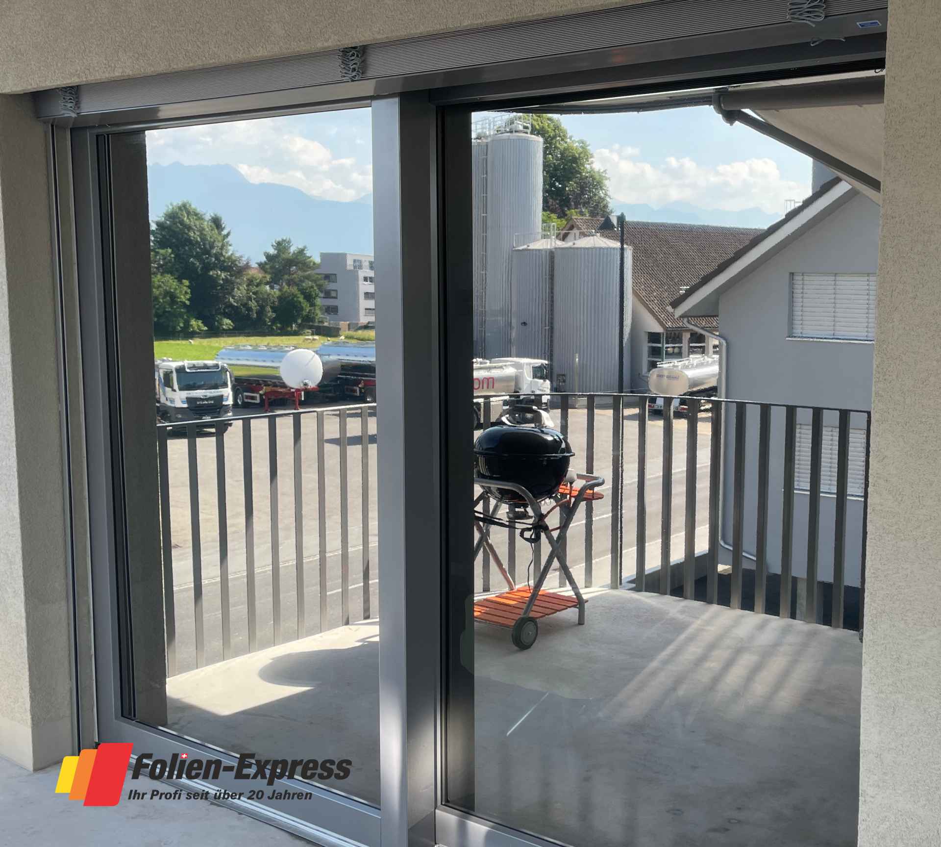 Spiegelfolie mit Sicherheitsfunktion