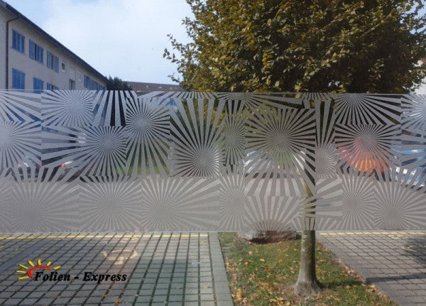 Transparente Glasmarkierungsstreifen für Glastüren oder Festverglasung. Bei öffentlichen Gebäuden sind sie unablässig für die allgemeine Sicherheit am Glas. Sie werden überall einzusetzen, wo es um den Durchlaufschutz und Personen Stopper geht. Die Montagehöhe der Folie sollte bei ca. 140 cm bis 160 cm ab Boden betragen. Bei Kindergärten usw. ist zusätzlich noch in ca. 70 cm Höhe eine Glasmarkierung erforderlich.

Materialaufbau: 
Transparente Polyesterfolie, die bedruckt ist in der Farbe Weiss. Die Polyest